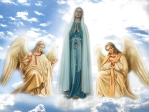 Nossa Senhora no Céu com anjos e luz
